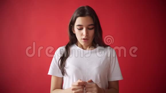 月经的概念女孩的排卵红色背景的女孩拿着卫生棉垫圈视频的预览图