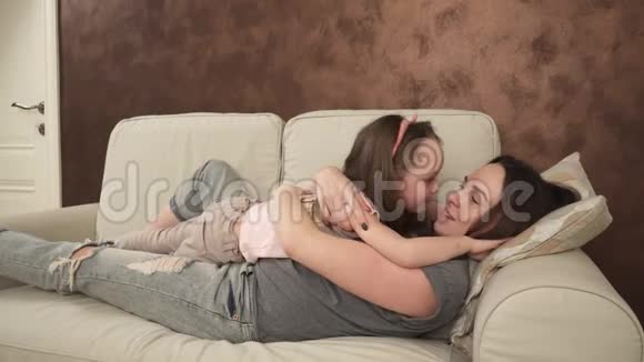 快乐的妈妈和小女儿拥抱和挠痒痒视频的预览图
