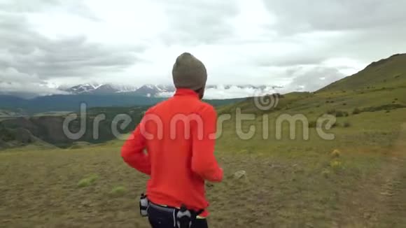跑步运动员在户外运动在山路上锻炼身体和健康视频的预览图