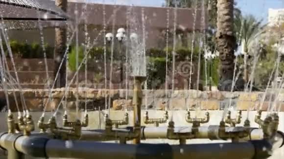 喷泉在娱乐区近景视频的预览图