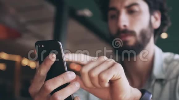 自由职业者在咖啡馆通过手机博客视频的预览图