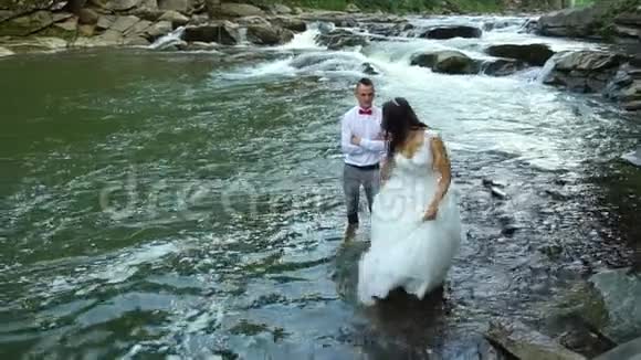 慢动作恋爱中的幸福夫妇在河边散步时很开心100fps视频的预览图