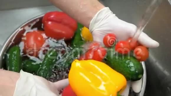 手洗熟的五颜六色的蔬菜视频的预览图