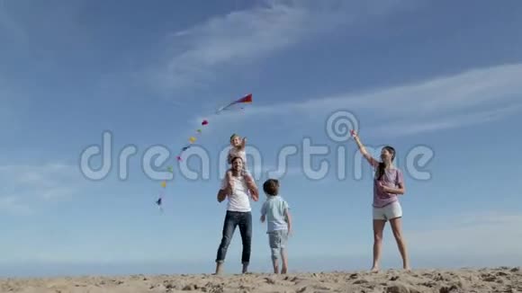 一家人在海滩上放飞风筝视频的预览图
