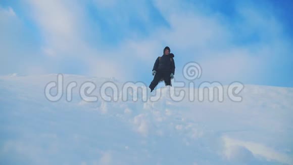 商赢成功的理念男子旅行者站在山顶在冬天的山上徒步旅行剪影阳光视频的预览图