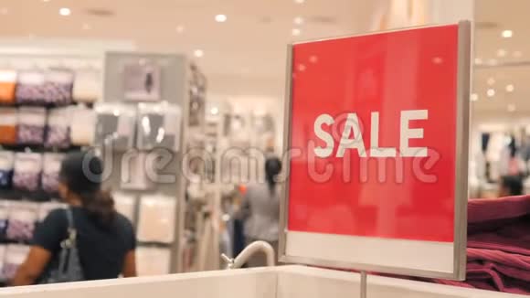 红牌在拥挤的服装店购物中心的圣诞促销活动4K视频的预览图