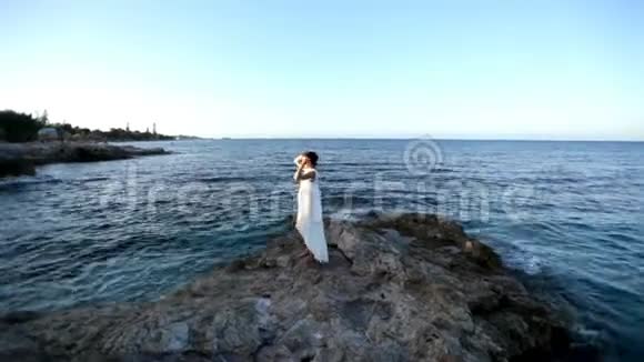 无忧无虑的女孩在海边享受休息希腊视频的预览图