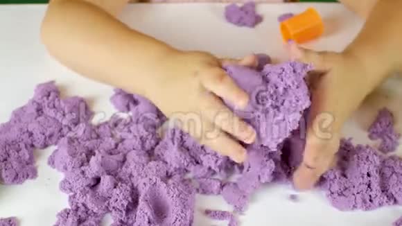 孩子们手是用流动的沙子塑造的视频的预览图