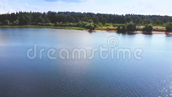 美丽的湖在一个半岛与蓝天与美丽的云视频的预览图