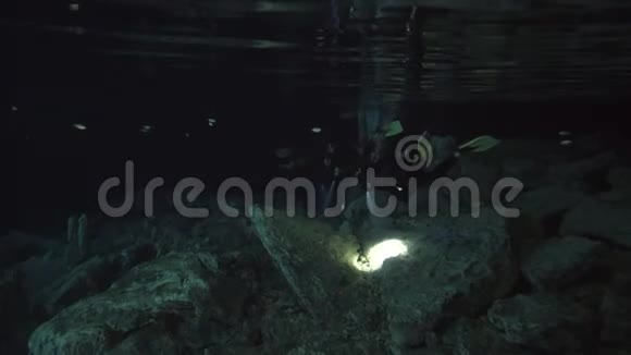 洞穴里的潜水员视频的预览图