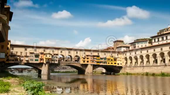 意大利的佛罗伦萨在阳光明媚的日子里著名的中世纪大桥在佛罗伦萨的阿尔诺河上视频的预览图