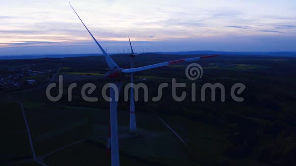 黄昏时分风力公园的风力涡轮机视频的预览图