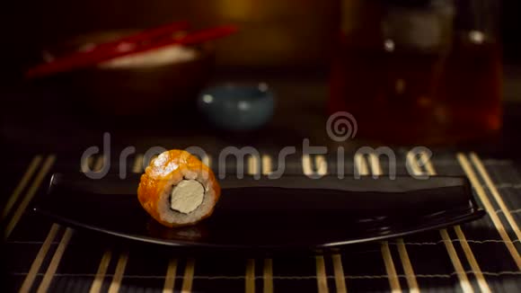 盘子里有一条红鱼卷三文鱼卷寿司与飞鱼一道漂亮的菜上的日本菜饮食食品视频的预览图