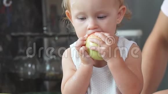 可爱的小女孩吃苹果视频的预览图
