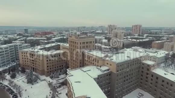 乌克兰哈尔科夫2016年12月13日国立大学和德日普姆被雪覆盖的城市视频的预览图