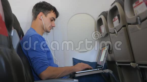 在飞机上工作的年轻人视频的预览图