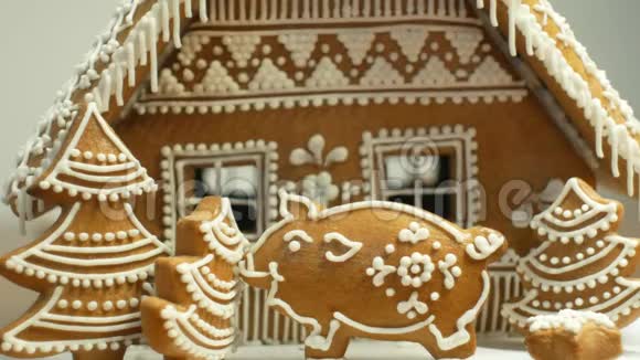姜饼屋和农舍蛋糕漂亮小猪存钱罐用打过的鸡蛋糖衣装饰视频的预览图