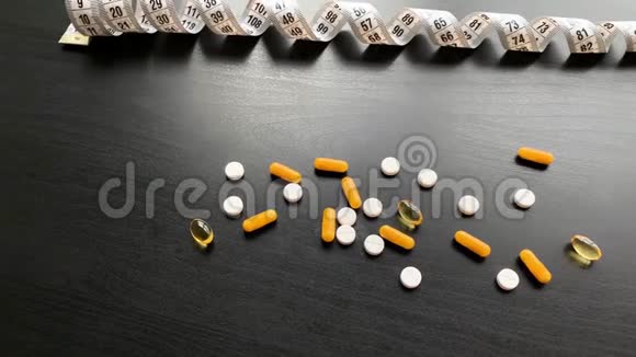 医疗药丸黑色桌子上的彩色药丸和胶囊药房主题胶囊丸与药物抗生素在视频的预览图