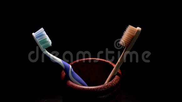 现代塑料牙刷和传统环保木制牙刷视频的预览图