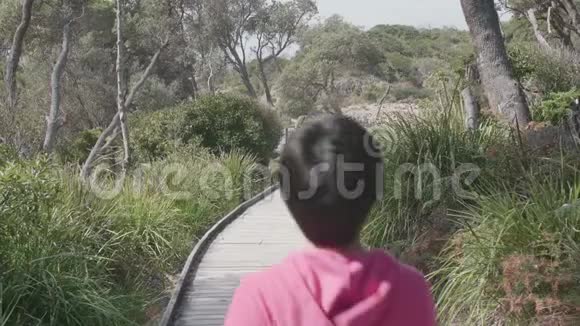 在大自然中行走的女人视频的预览图