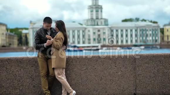恋爱中的情侣在欧洲城市度过浪漫的温柔时光视频的预览图
