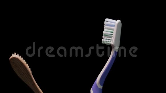 现代塑料牙刷和传统环保木制牙刷视频的预览图