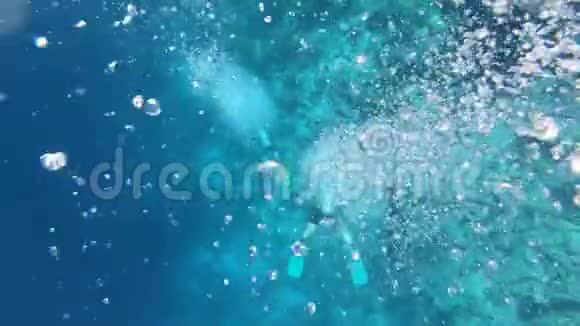 4K慢动作水下惊人的气泡视频的预览图