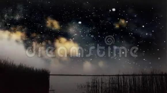 湖面上空的夜空视频的预览图