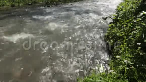 关闭水流山区河流视频的预览图