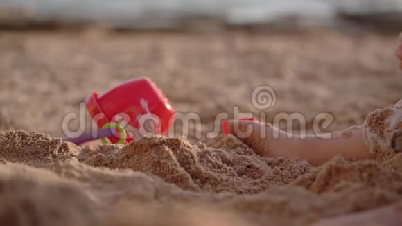 沙滩上的小宝宝和慢动作的红桶视频的预览图