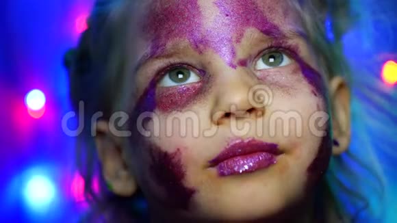 节日花环背景上的五岁女孩化妆闪光肖像视频的预览图