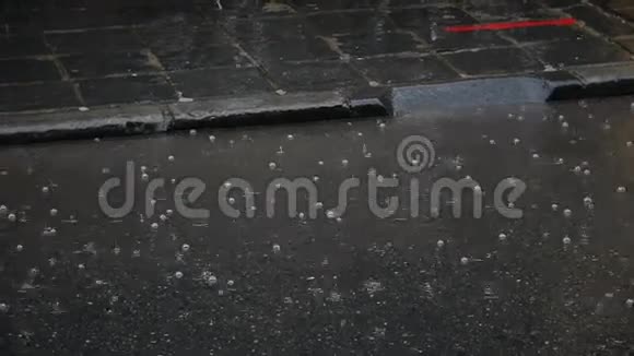 雨落在路上视频的预览图