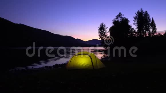 阿尔泰黄色帐篷在山湖畔花费晚安在帐篷里光线燃烧一个有两个视频视频的预览图