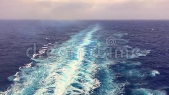 视频远洋轮船水流下游轮视频的预览图
