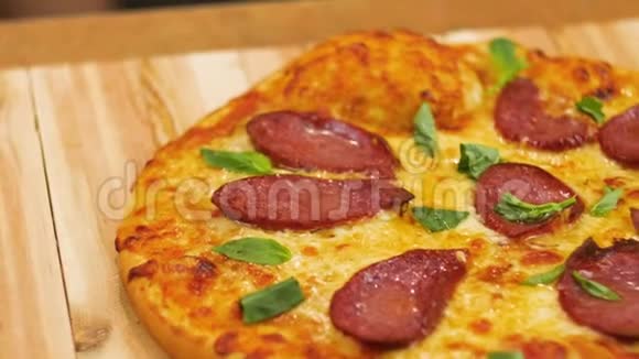 美味的辣香肠披萨放在托盘上美味的辣香肠披萨放在托盘上特写镜头4k视频的预览图