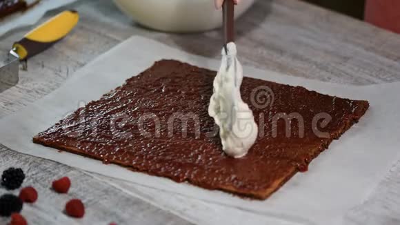 用香草奶油和覆盆子做巧克力瑞士卷视频的预览图