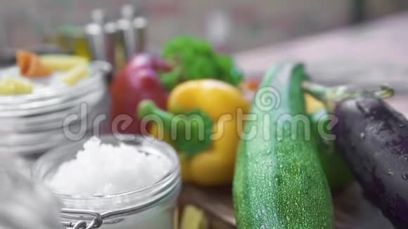 木制背景素沙拉的新鲜蔬菜组合物意大利蔬菜草药和调味料视频的预览图
