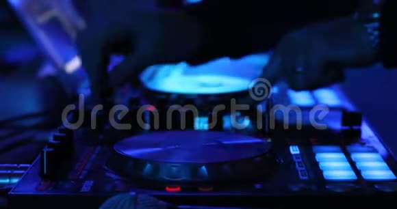 DJ在数字控制器上播放视频的预览图