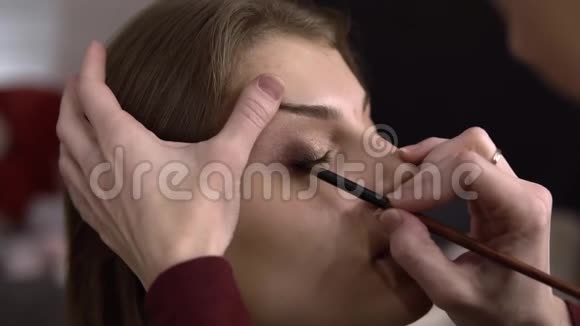 化妆师画手特写模型视频的预览图