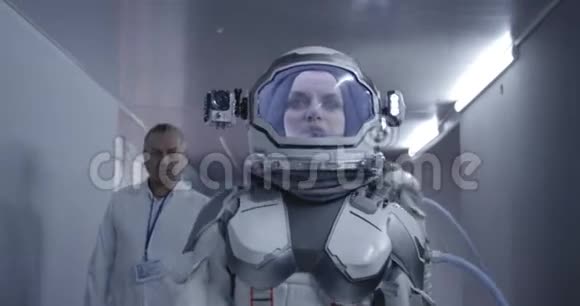 女宇航员走在走廊上视频的预览图
