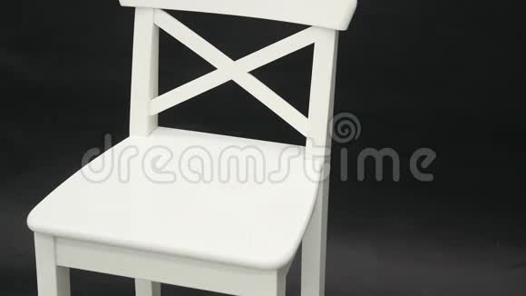 黑色背景白色椅子上的白色小提琴视频的预览图