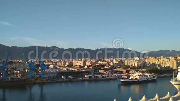 海港渡轮和城市意大利巴勒莫视频的预览图
