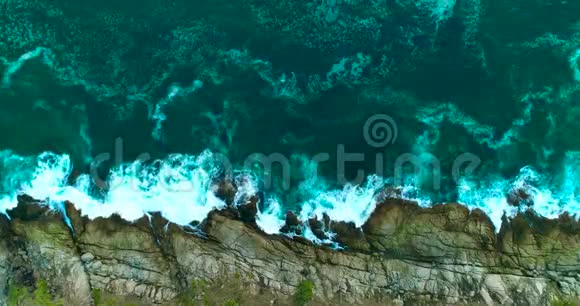 气海浪拍打海岸上的岩石视频的预览图