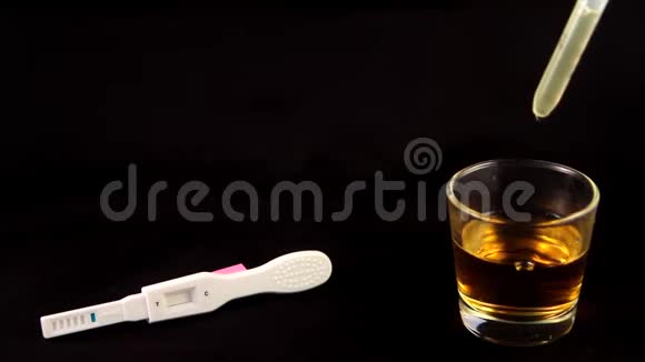 检查完孕期后杯子边放尿视频的预览图