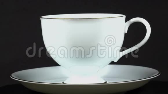 旋转中的白茶杯视频的预览图