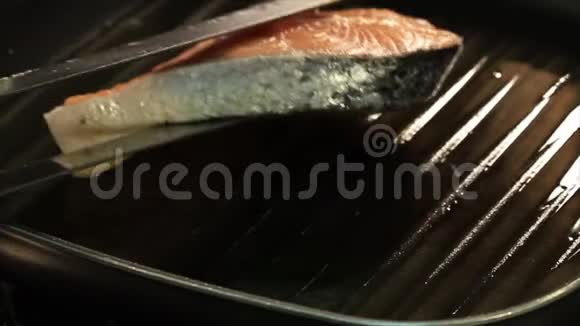 用铁铸锅煮鲑鱼视频的预览图
