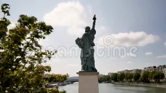 巴黎自由女神像的时间流逝从后面看到视频的预览图