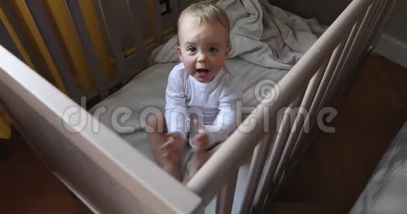 幼儿在婴儿床上拍手视频的预览图