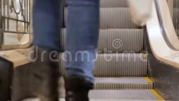 商场特写的扶梯在这种背景下人们对购物失去了关注视频的预览图