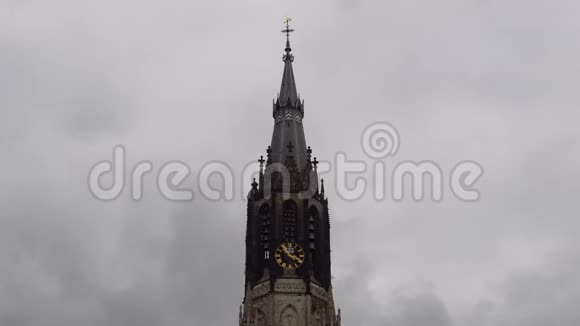 古老的教堂塔时间流逝乌云密布古老的德国圣保利教堂位于布伦瑞克古代视频的预览图